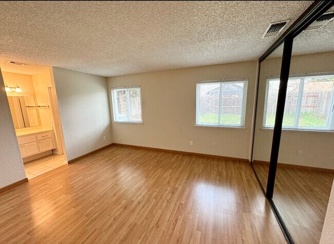 Foto del edificio - Charming 3 Bedroom House Available in Nort...