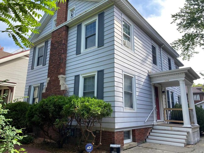 Building Photo - Georgeous 4 Bedroom East Side Single Famil...