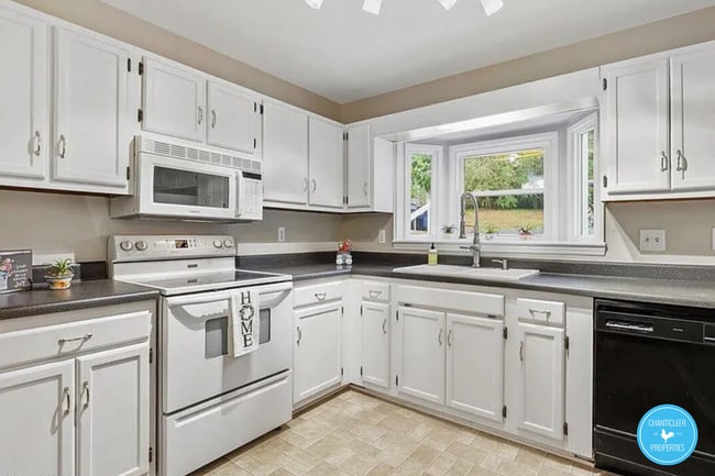 Building Photo - 5738-5733 3 Oaks Dr