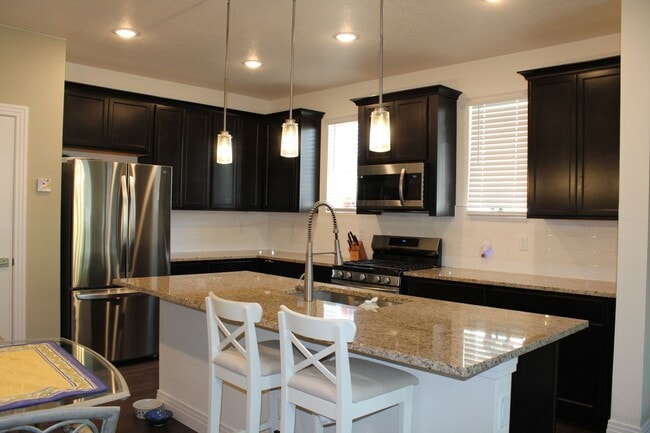 Building Photo - Stunning 3 Bedroom Townhouse