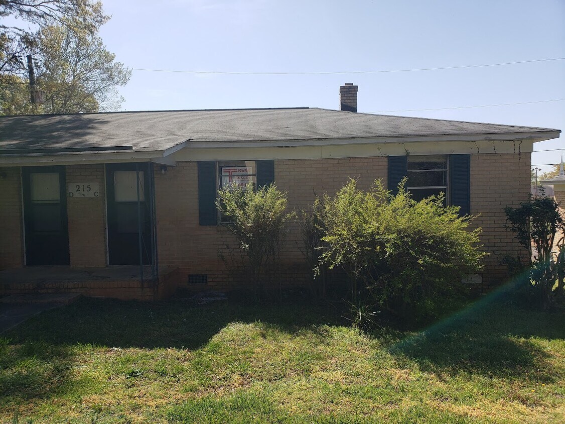 Primary Photo - 215 Nichol St