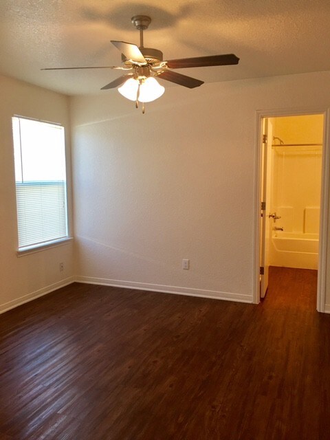 Building Photo - 911 Rosewood Dr