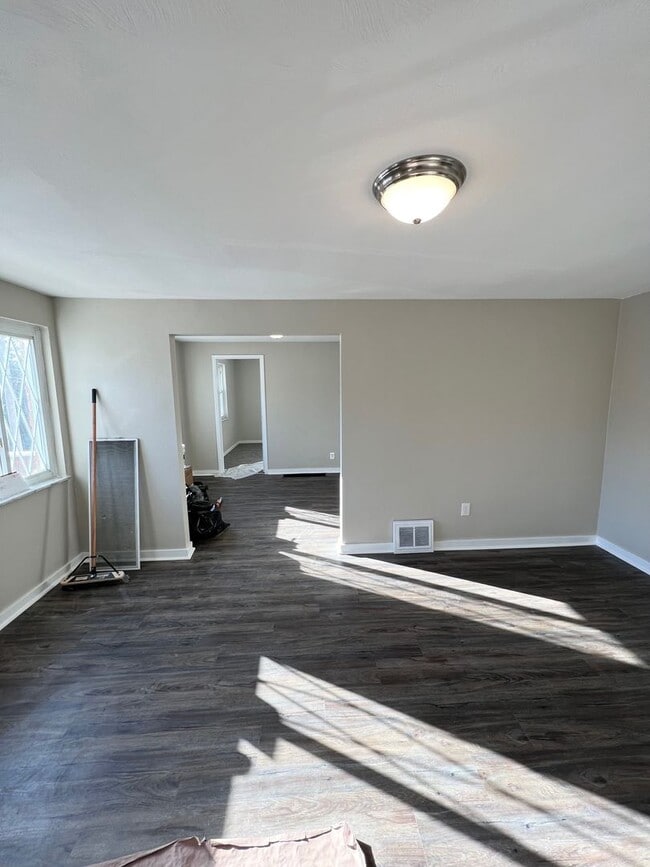 Building Photo - Entirely Renovated 3 bed, 1.5 bath in Chur...