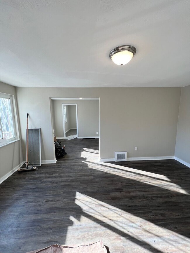 Foto del edificio - Entirely Renovated 3 bed, 1.5 bath in Chur...