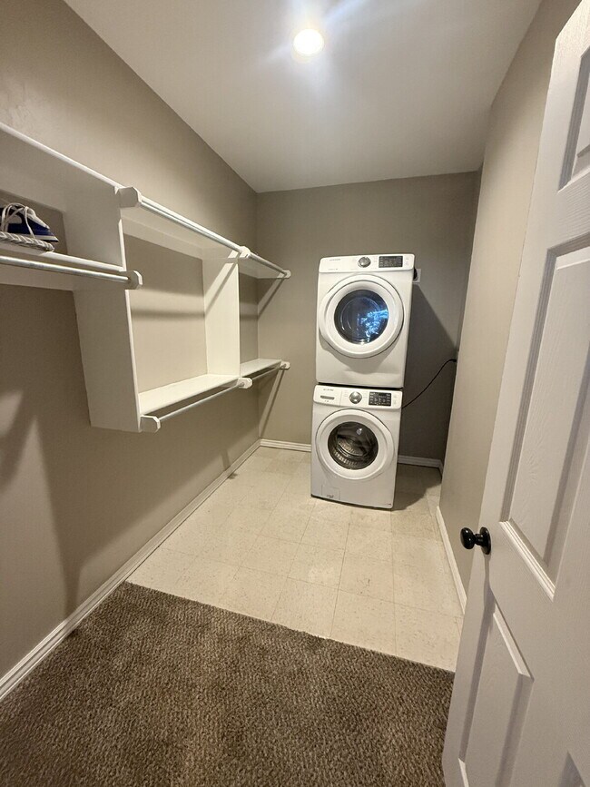 Foto del edificio - 1 Bed, 1 Bath Townhome Near Asian District