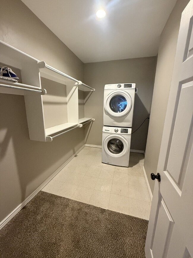 Building Photo - 1 Bed, 1 Bath Townhome Near Asian District