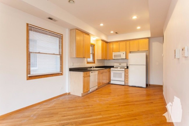Building Photo - 1326 W Diversey Pkwy