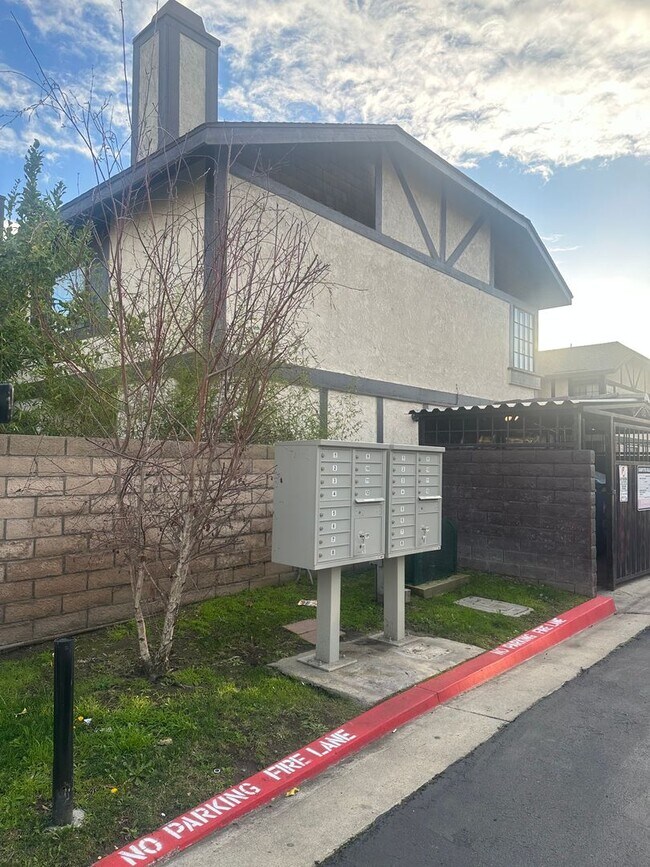 Building Photo - Charming 3-Bed/2.5-Bath Townhome with 2-Ca...