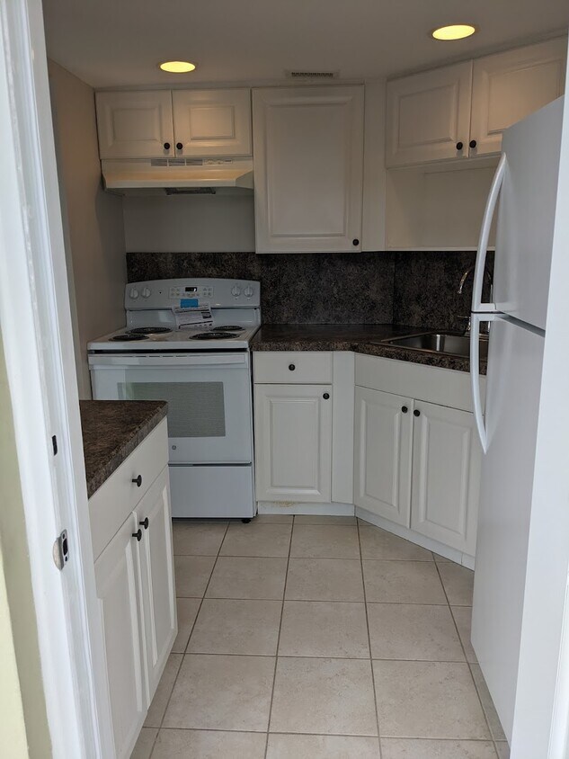 kitchen - 960 Crystal Lake Dr