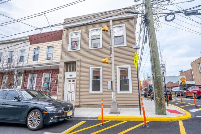Building Photo - 814 28th St