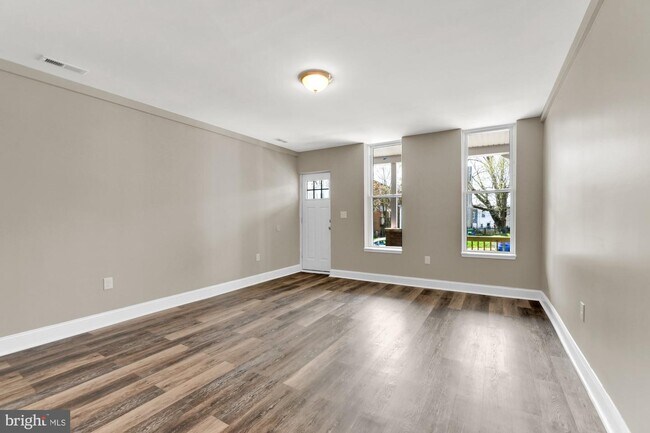 Building Photo - 427 S Augusta Ave