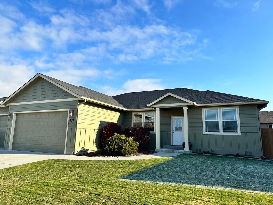 Stunning Home with 3 Bedrooms and 2 Bathro... House Rental in East