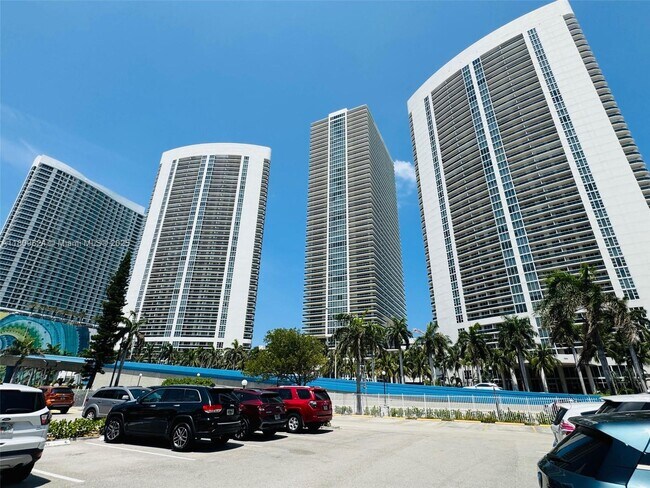 Building Photo - 1833 S Ocean Dr