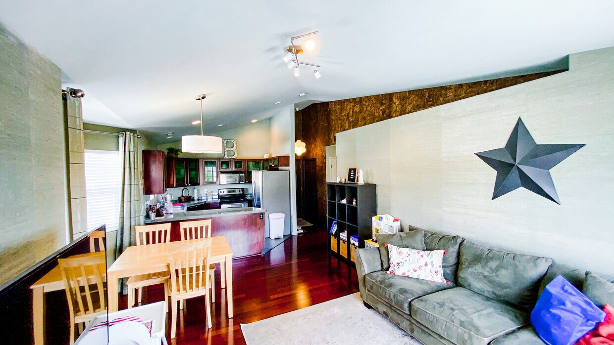 Primary Photo - 1641 W Alsace Way