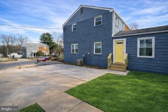 Building Photo - 702 71st Ave