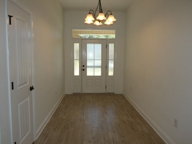 Foto del edificio - Spacious 3-Bedroom Home - Great Location