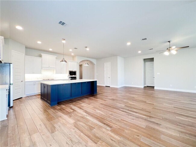 Foto del edificio - Stunning 4/BR 3.5/BA Home for Rent in Lean...