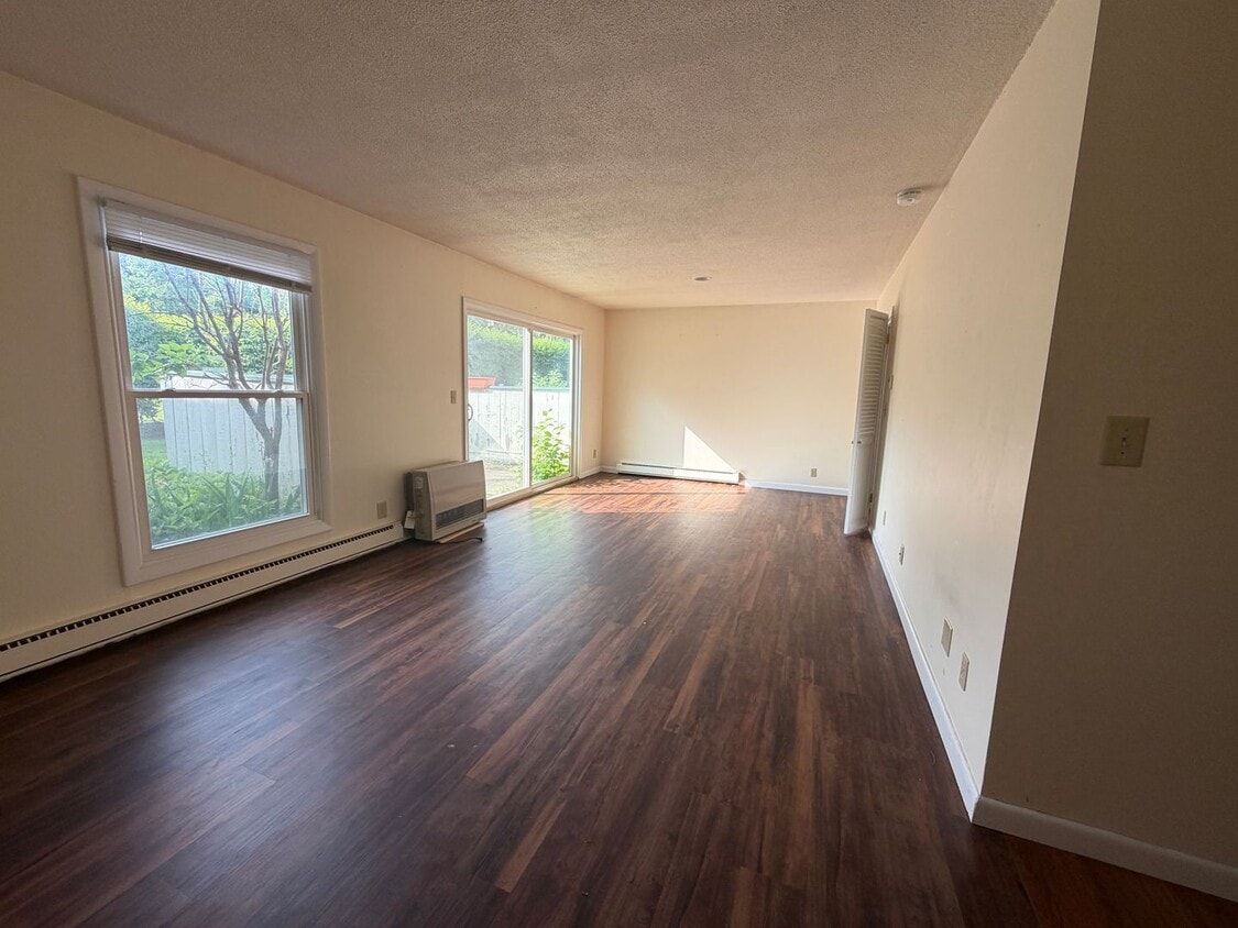 2BD/1.5BA Beautiful Townhome - Right Near Oakledge Park! - 2BD/1.5BA Beautiful Townhome - Right Near Oakledge Park!