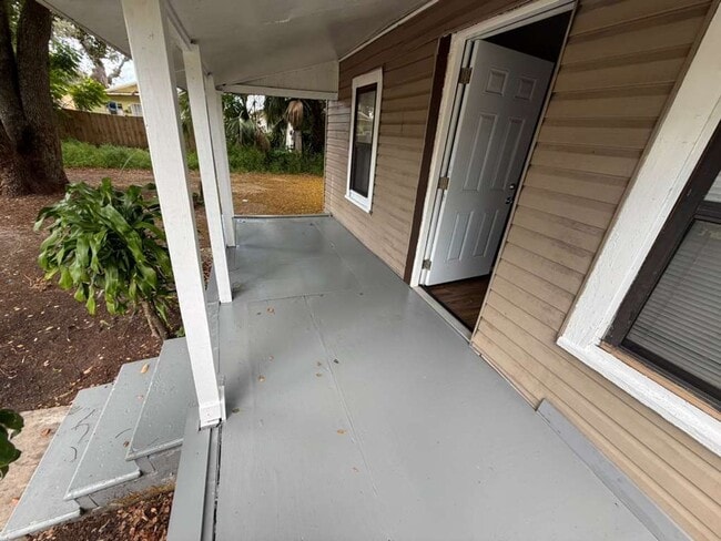 Building Photo - Freshly renovated 2/1 home! Apply for FREE This Holiday Season!