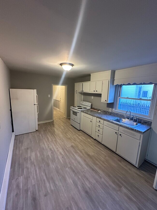 Foto del edificio - 64 McElwain Ave