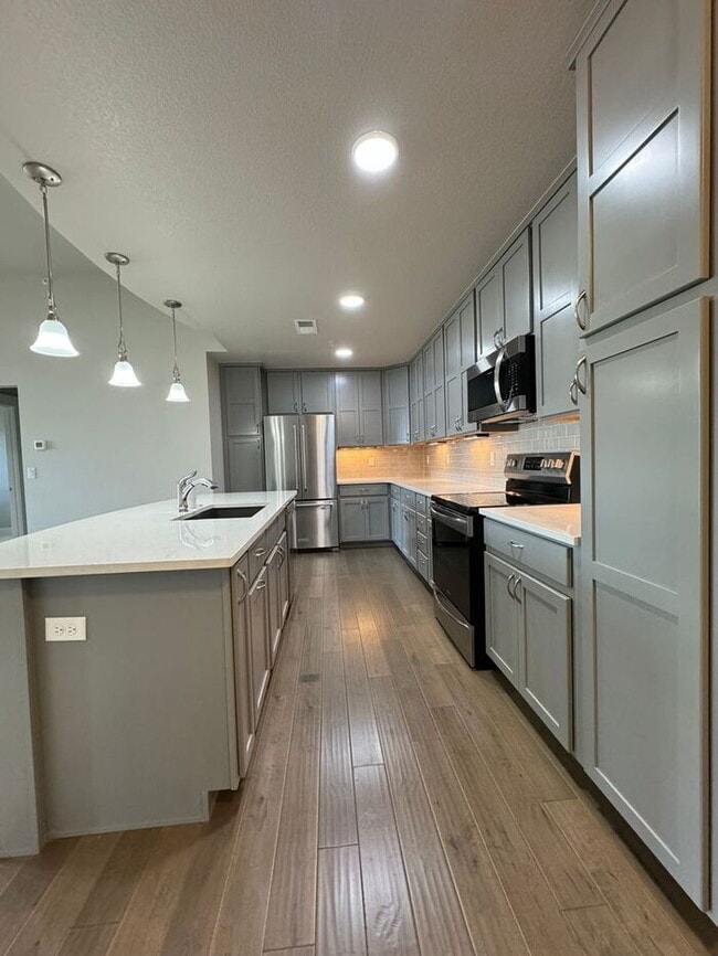 Building Photo - Beautiful Top Floor Condo-The Flats at Rig...
