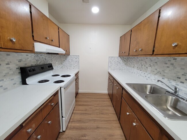 Building Photo - 1402 Drake Dr