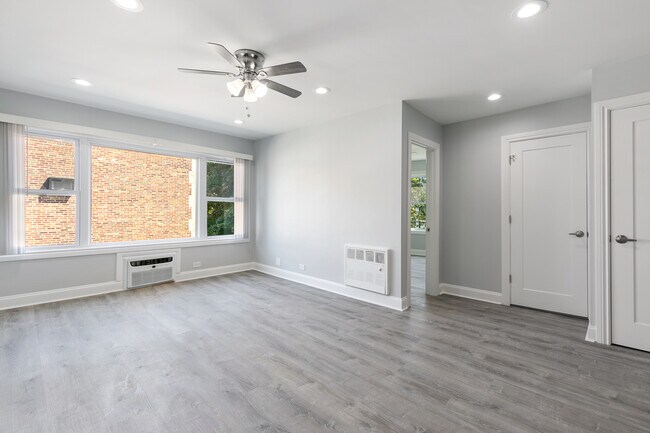 Building Photo - 7630 N Eastlake Terrace
