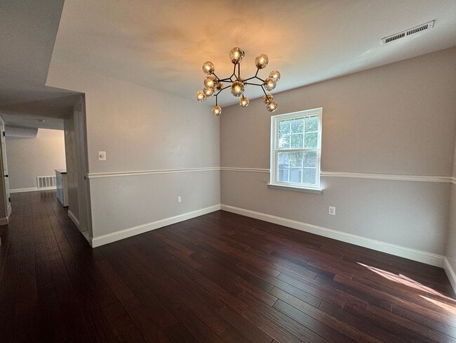 Foto del edificio - Stunning 4 Bed 2.5 Bath Single-Family Home...