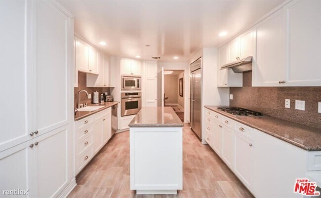 Building Photo - 430 N Oakhurst Dr