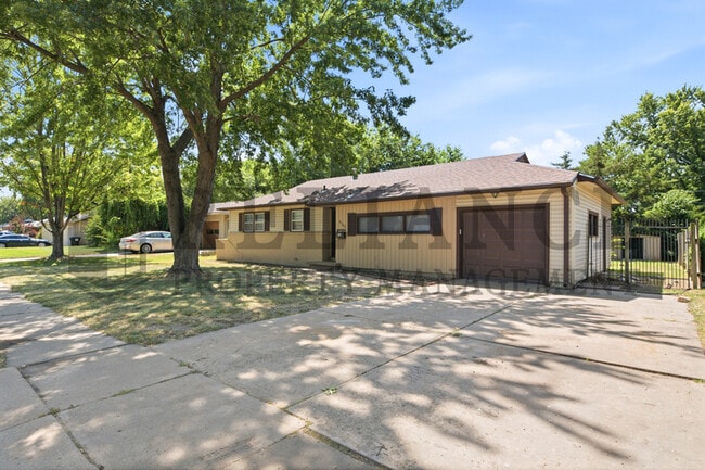 Building Photo - 2103 W Columbine Ln