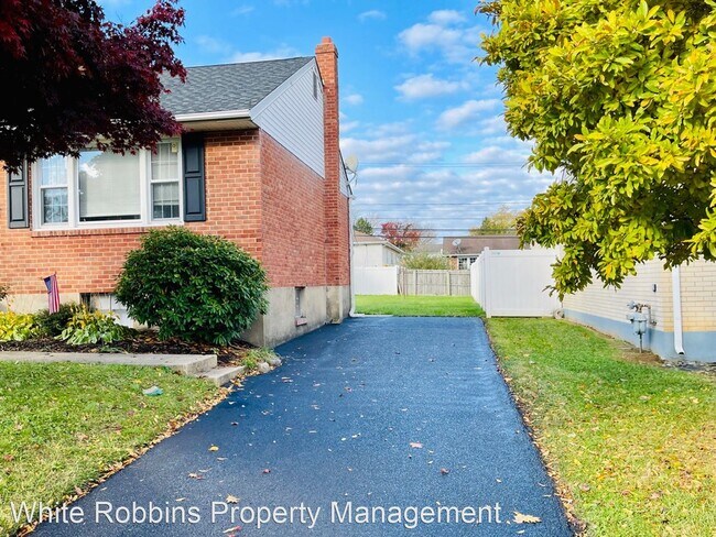 Building Photo - 3 br, 1.5 bath House - 2531 Woodview Drive