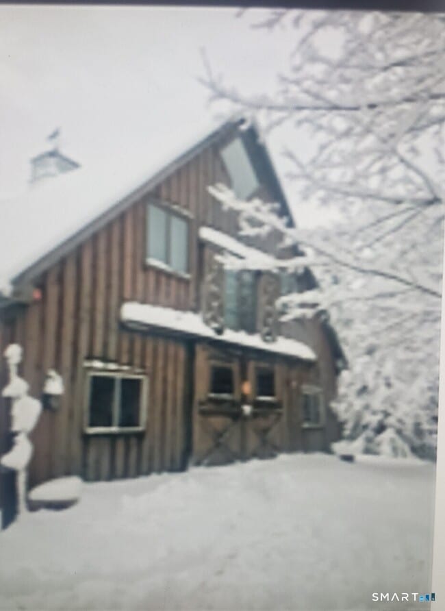 Building Photo - 3 Fox Run