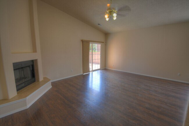 Foto del edificio - 908 Tumulus Dr NW