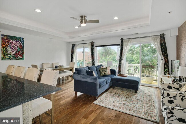 Building Photo - 2-Bed 2.5-bath Condo in Poplar