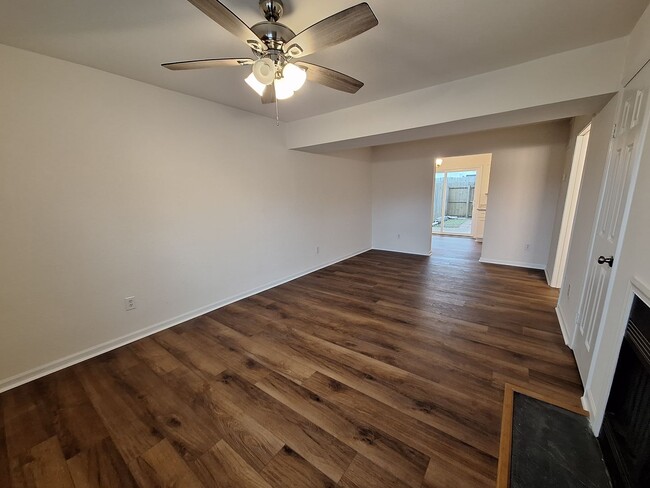 Building Photo - $200 Move-in Special