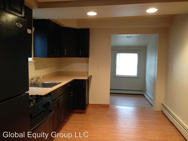 Building Photo - 3 br, 1 bath House - 829 Spruce St.