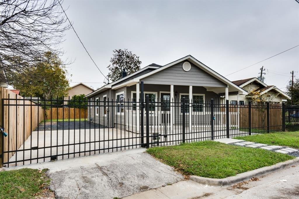 Primary Photo - 4205 Bering St