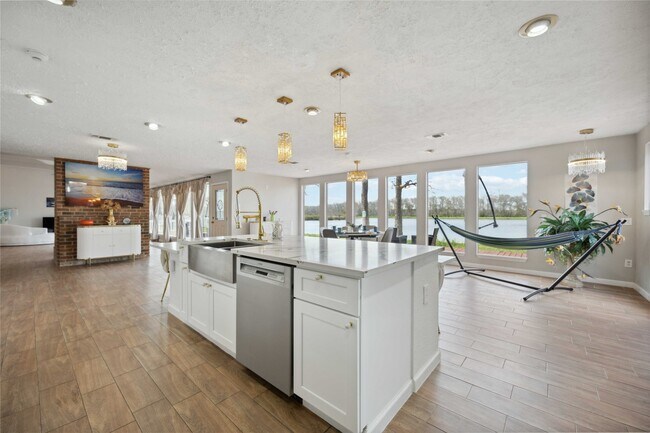Foto del edificio - 911 Brook Forest Dr
