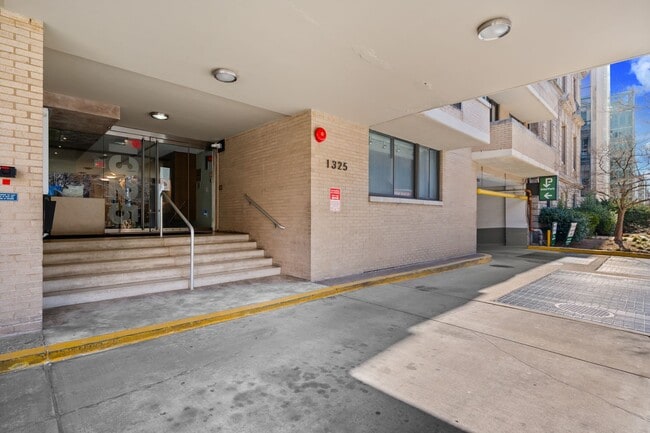 Building Photo - Spacious Renovated Dupont Circle Condo Walking Distance to Metro!
