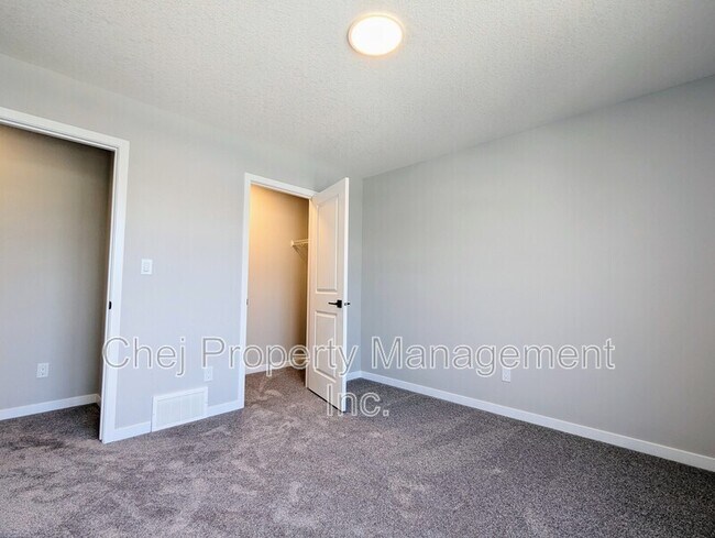Building Photo - 9487-9227 227 St NW
