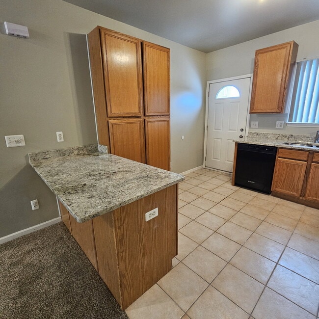 Building Photo - 2 Bed / 2 Bath Condo with In-Unit Laundry, Granite Countertops, Ceiling Fans, All Appliances, Car...