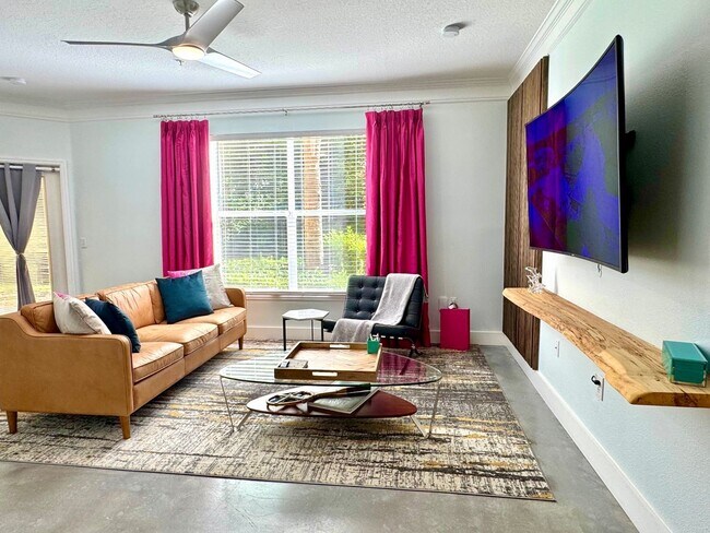 Foto del edificio - 2 Bedroom/ 2 Baths / 2 Car Garage Condo Fo...