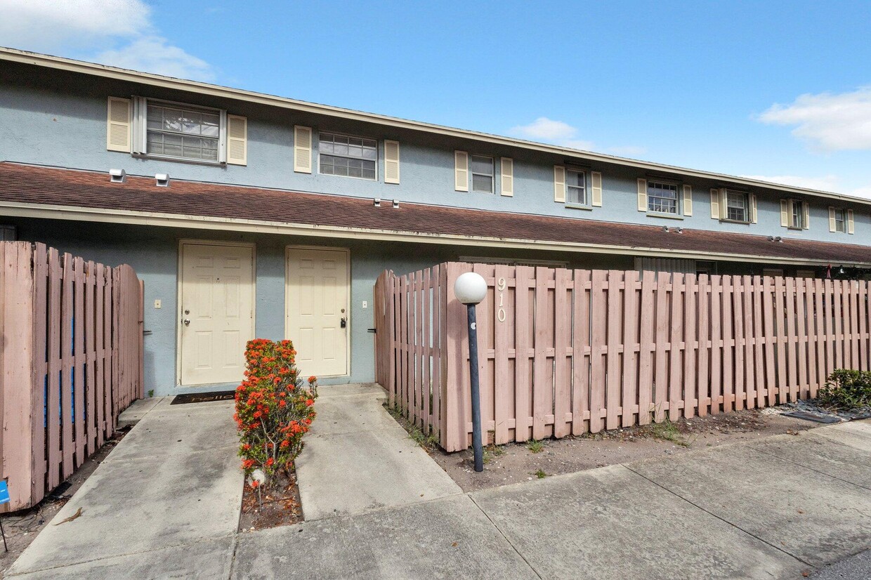 Primary Photo - 910 Cypress Way E