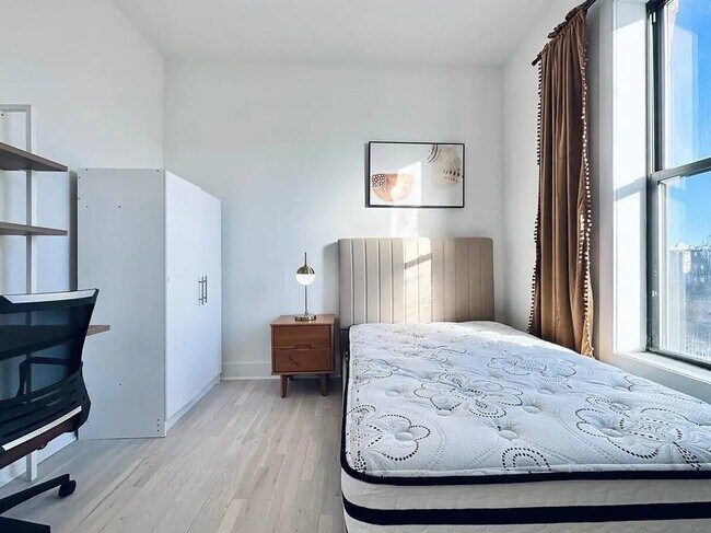 Building Photo - Furnished room/NOT APARTMENT