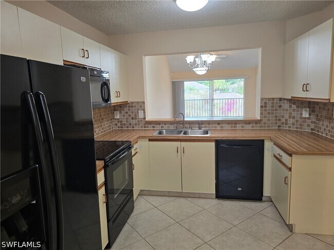 Foto del edificio - 5741 Whitaker Rd