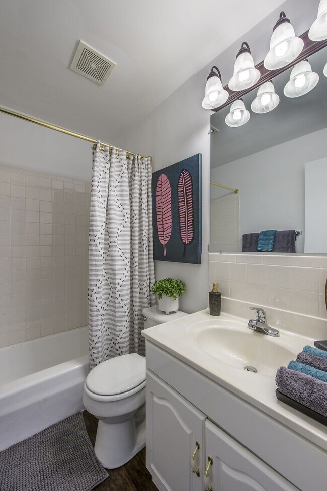 Baño - Fairlawn Estates at the T