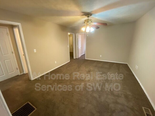 Foto del edificio - 313 W Grand St