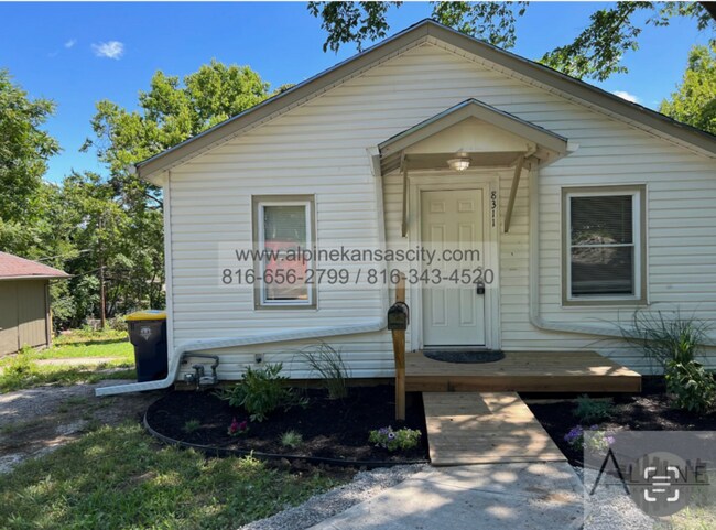 Building Photo - Vouchers OK! 1-2 Bedroom, Updated in Cente...