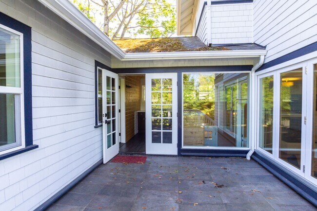 Building Photo - 6bd/3.75ba Seattle Home