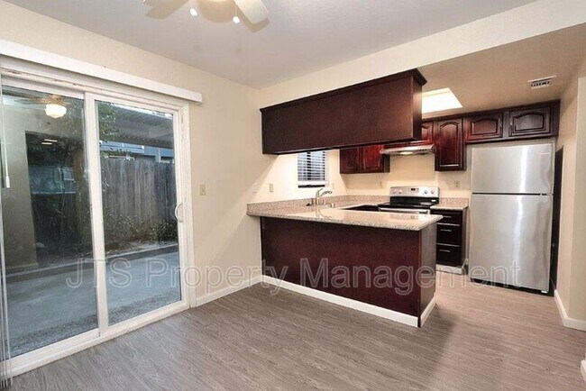 Foto del edificio - 5844 Alorn Ln